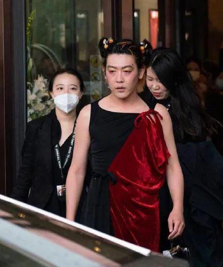 姜思达|姜思达发博回应红毯造型争议，网友担心其精神状态