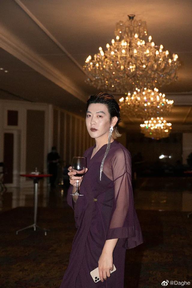 姜思达|姜思达发博回应红毯造型争议，网友担心其精神状态