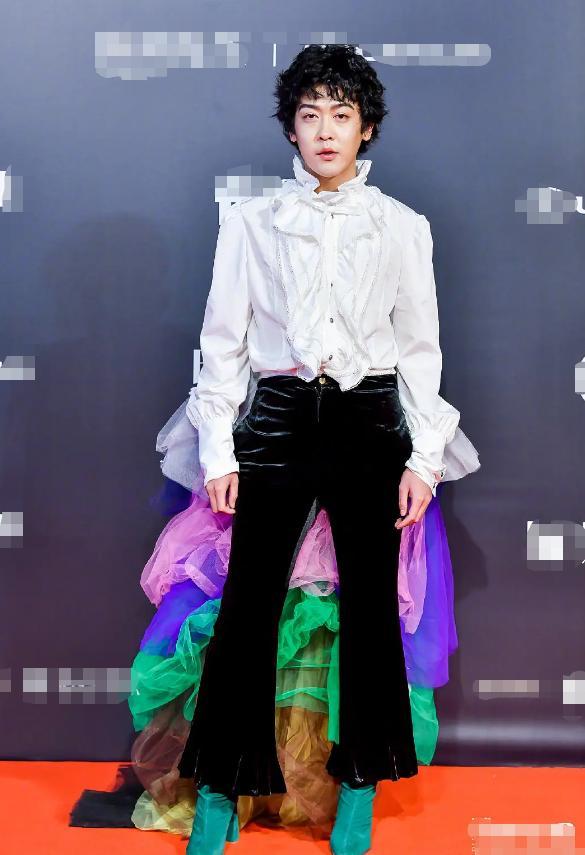 姜思达|姜思达发博回应红毯造型争议，网友担心其精神状态