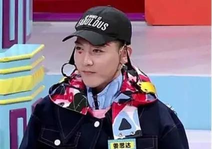 姜思达|姜思达发博回应红毯造型争议，网友担心其精神状态