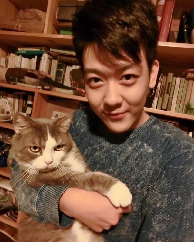 姜思达|姜思达发博回应红毯造型争议，网友担心其精神状态