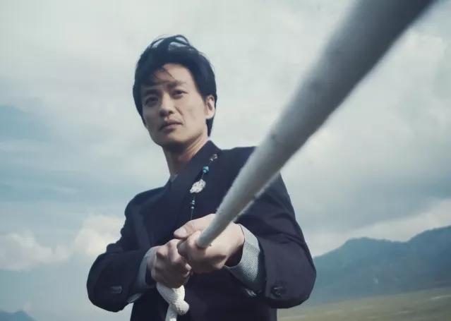 姜思达|姜思达发博回应红毯造型争议，网友担心其精神状态