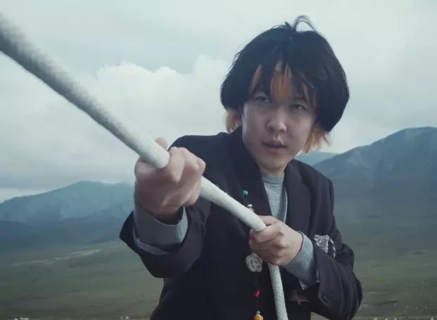 姜思达|姜思达发博回应红毯造型争议，网友担心其精神状态