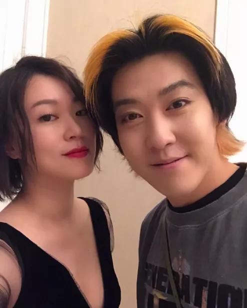 姜思达|姜思达发博回应红毯造型争议，网友担心其精神状态