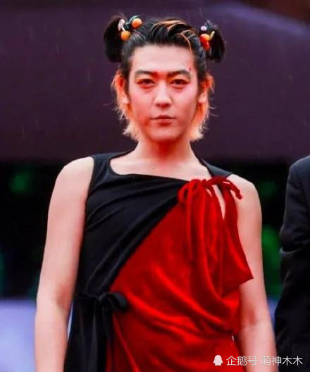 姜思达|姜思达发博回应红毯造型争议，网友担心其精神状态