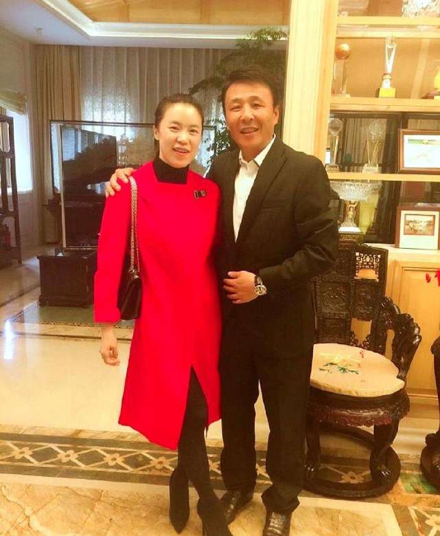 奥运冠军携巨富老公出游!两人回首次初识地,18年后儿女相伴很幸福