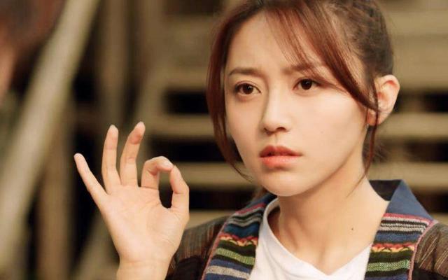 从人人喊打的素锦到如今的哑女,黄梦莹要学杨幂走"黑红"路线?