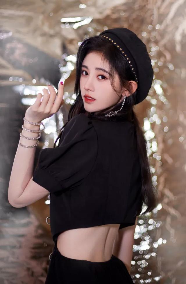 鞠婧祎|鞠婧祎疑穿山寨礼服走红毯，同款博虚假认领，品牌回应让人尴尬