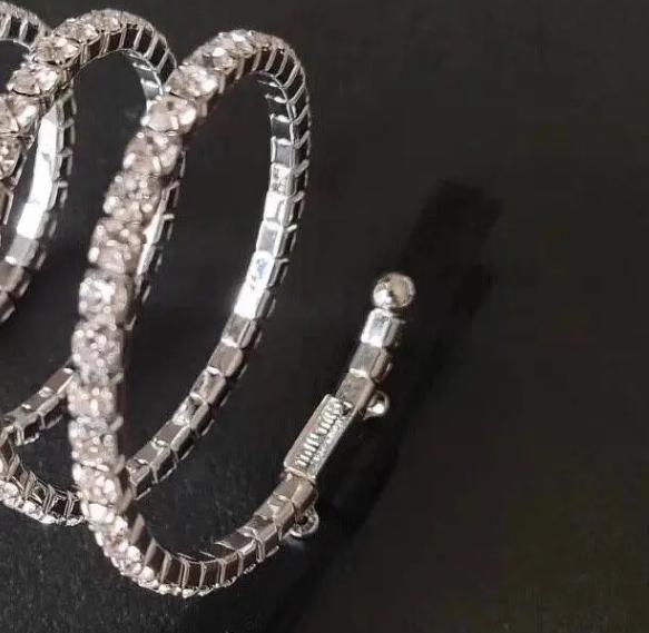 鞠婧祎|鞠婧祎疑穿山寨礼服走红毯，同款博虚假认领，品牌回应让人尴尬