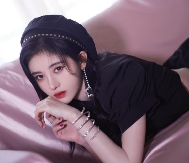 鞠婧祎|鞠婧祎疑穿山寨礼服走红毯，同款博虚假认领，品牌回应让人尴尬