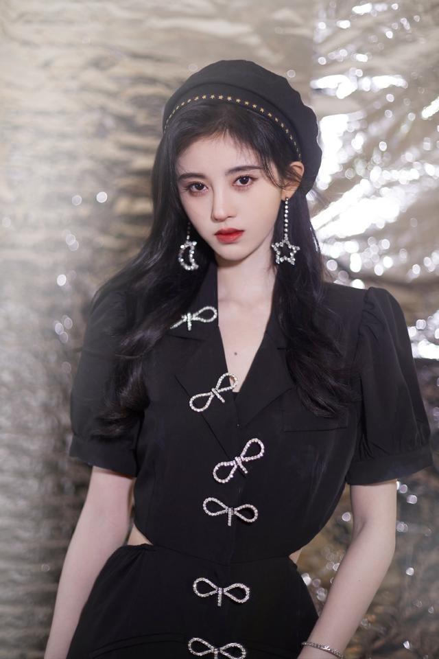 鞠婧祎|鞠婧祎疑穿山寨礼服走红毯，同款博虚假认领，品牌回应让人尴尬