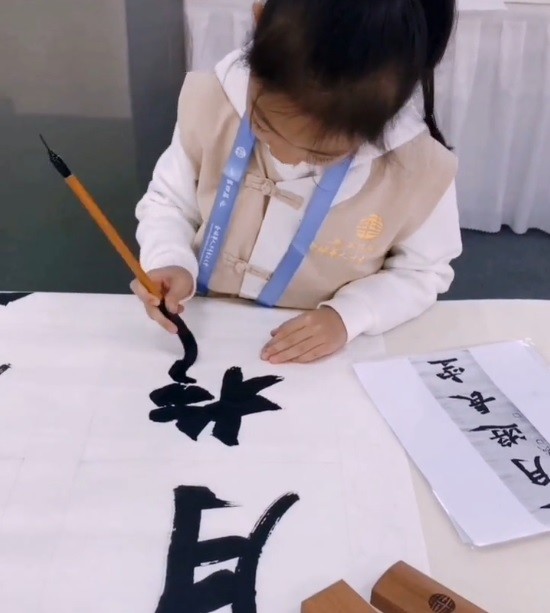 8岁小女孩练书法:写出一手好魏碑,笔法老辣有力度,书法天赋高