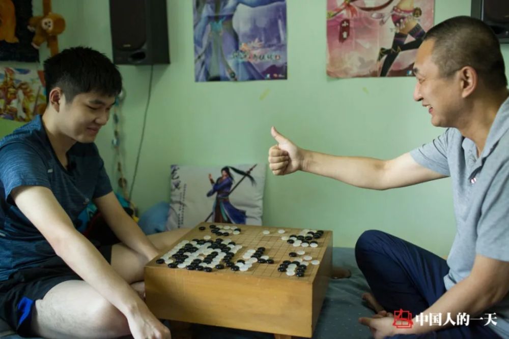 和父亲一起打游戏的“电竞少年 难度不亚于考清北