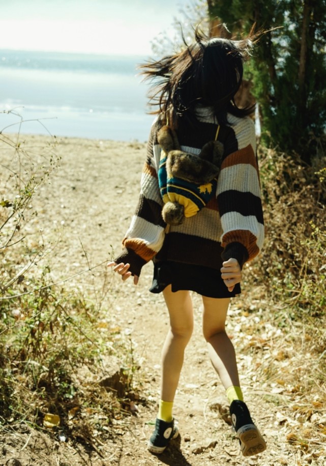 拿"蜂蜜袜"搭匡威鞋,还贼显腿细