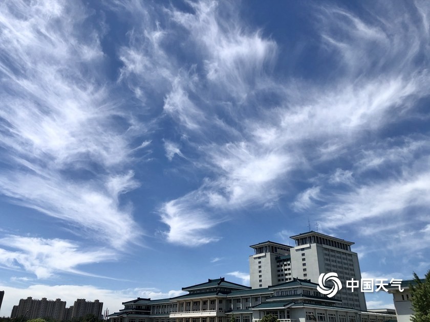 北京|北京天空颜值“爆表”彩虹云若隐若现