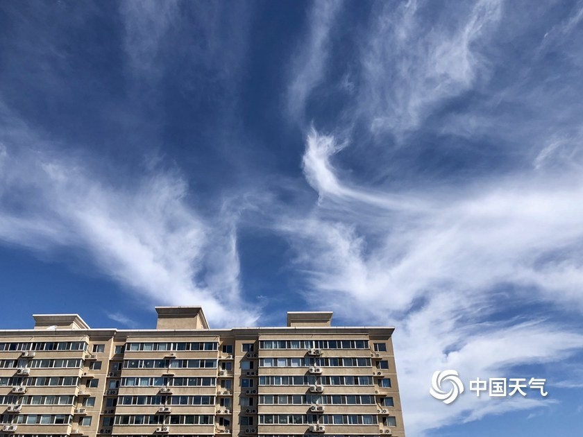 北京|北京天空颜值“爆表”彩虹云若隐若现