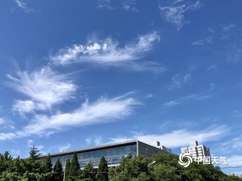 北京|北京天空颜值“爆表”彩虹云若隐若现