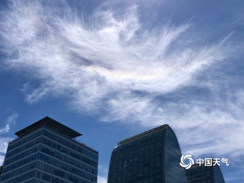 北京|北京天空颜值“爆表”彩虹云若隐若现