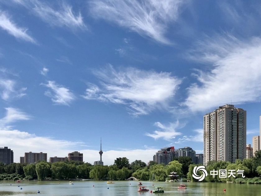 北京|北京天空颜值“爆表”彩虹云若隐若现