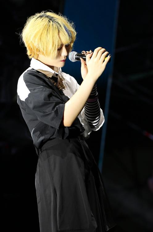 窦佳嫄|窦唯次女酷似父亲，金发吸睛打扮前卫，称不涂指甲油像没穿衣服