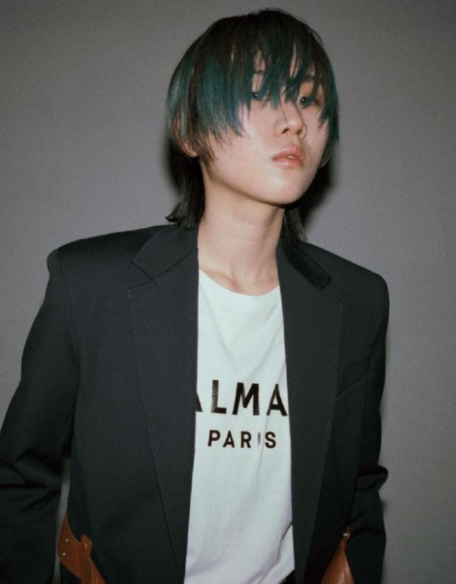 窦佳嫄|窦唯次女酷似父亲，金发吸睛打扮前卫，称不涂指甲油像没穿衣服