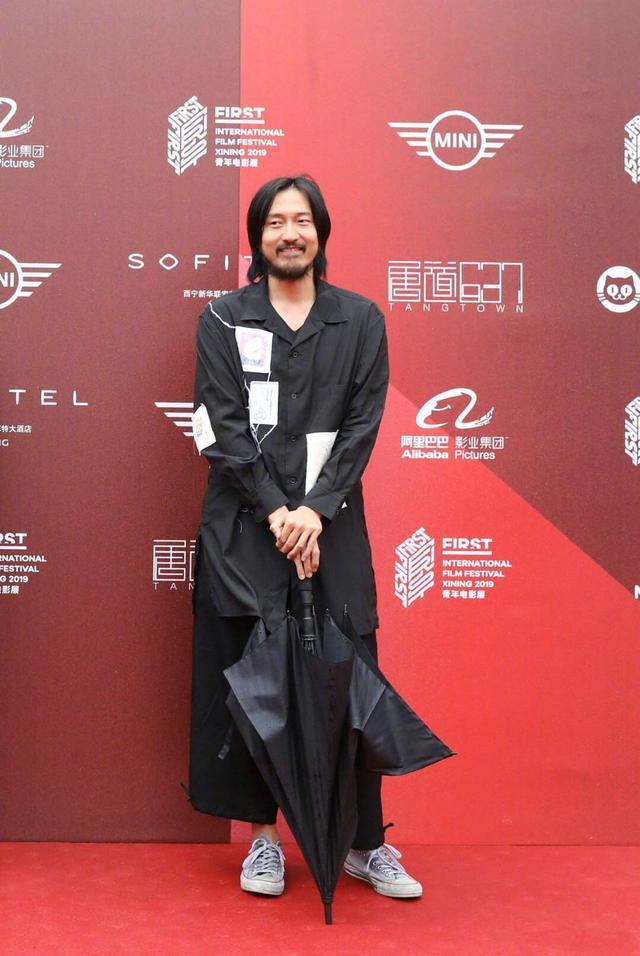 王传君近照又沧桑了披肩长发配络腮胡子棉麻套装看起来真痞帅