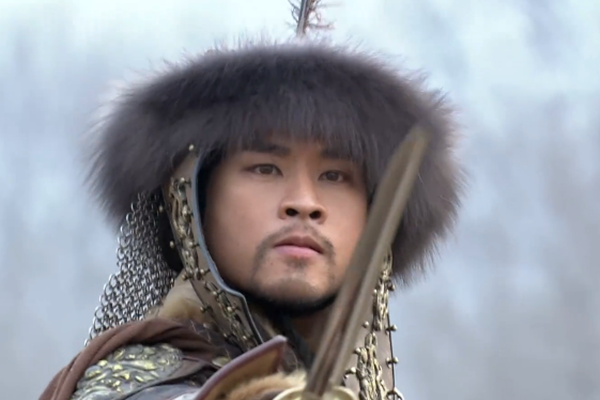 此人是岳家军八大锤之一名将狄青之后曾将岳飞打得招架不住