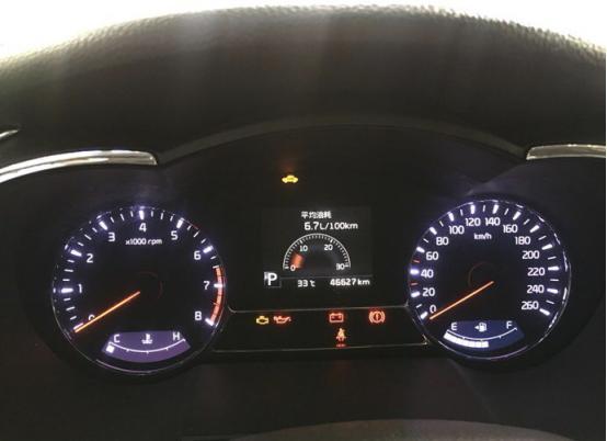 和当下各种流行的全液晶仪表比起来我也觉得是丝毫不逊色的,清晰易读