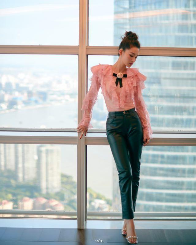 辣妈赵丽颖在线种草,霸气皮裤带起反季节风,夏天就要"皮"一点