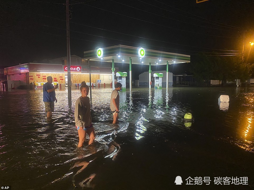 以赛亚斯|飓风登陆美国，许多人当“末日风景”拍照、海边游玩