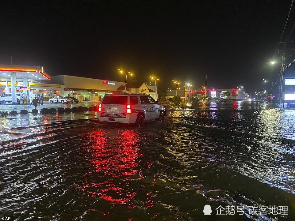 以赛亚斯|飓风登陆美国，许多人当“末日风景”拍照、海边游玩