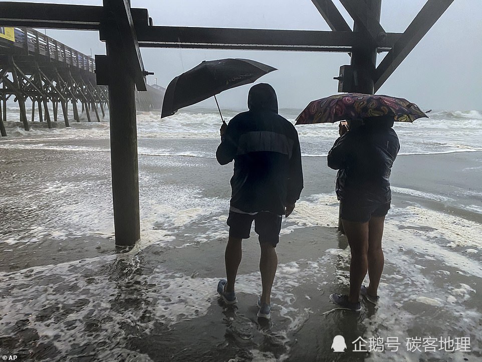 以赛亚斯|飓风登陆美国，许多人当“末日风景”拍照、海边游玩