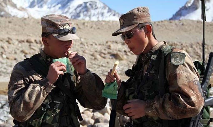 军人吃压缩饼干图片