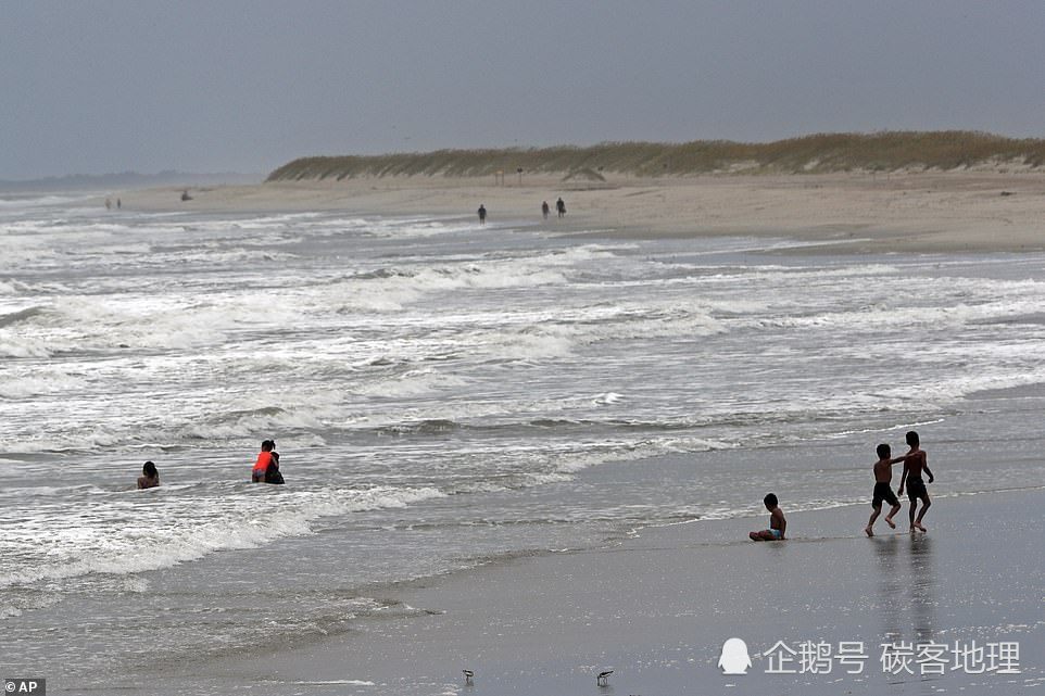 以赛亚斯|飓风登陆美国，许多人当“末日风景”拍照、海边游玩