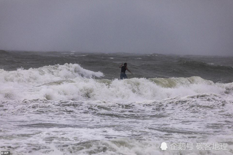 以赛亚斯|飓风登陆美国，许多人当“末日风景”拍照、海边游玩