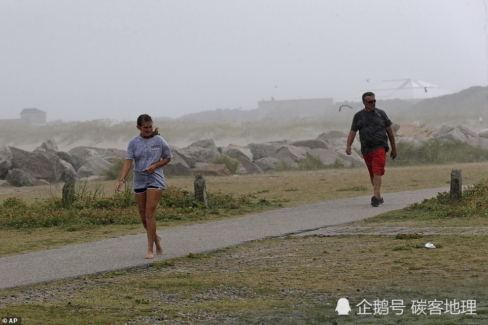 以赛亚斯|飓风登陆美国，许多人当“末日风景”拍照、海边游玩