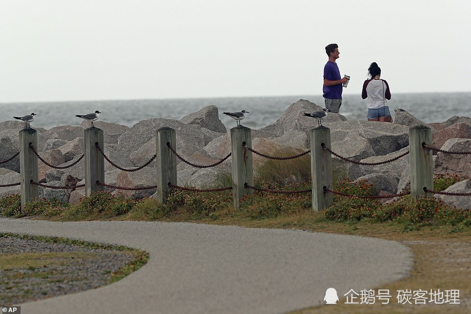 以赛亚斯|飓风登陆美国，许多人当“末日风景”拍照、海边游玩