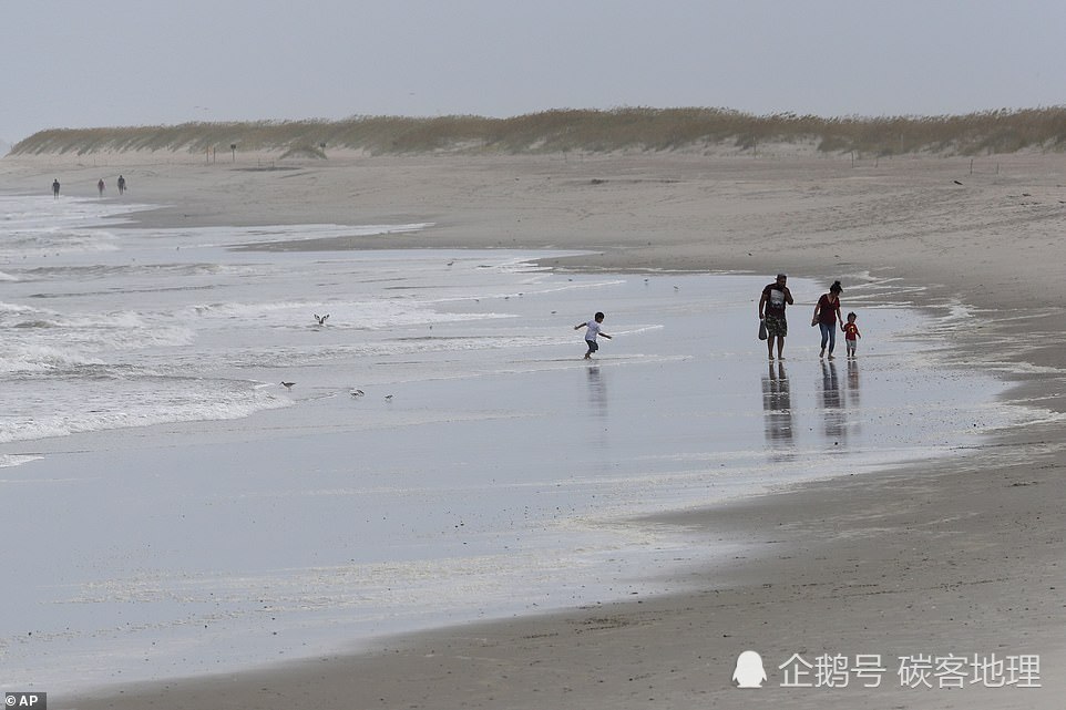 以赛亚斯|飓风登陆美国，许多人当“末日风景”拍照、海边游玩