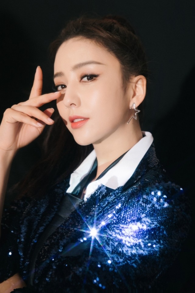 明星写真:佟丽娅酷炫西装上线,霸道总裁范十足!