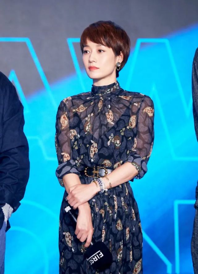 马伊琍近照状态太好了吧短发利落穿搭气质看着年轻好多