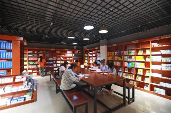摄)近年来,黔西县加大投入,建设了县图书馆,对农家书屋的书籍进行补充