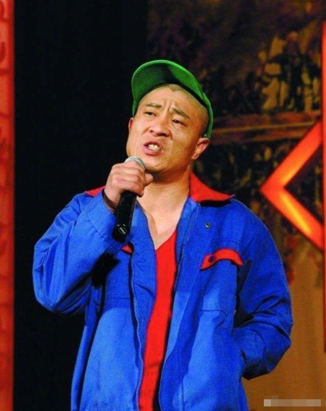 2006年加入辽宁民间艺术团,开始学习表演二人转.