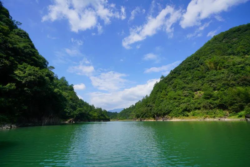 白鶴山莊它只是南漳水鏡湖風景區裡面的一個小部分,一面是山,三面都是