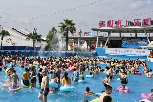 在水里打麻将 拔河 涪陵红酒小镇水上乐园夏季消暑活动周周不停