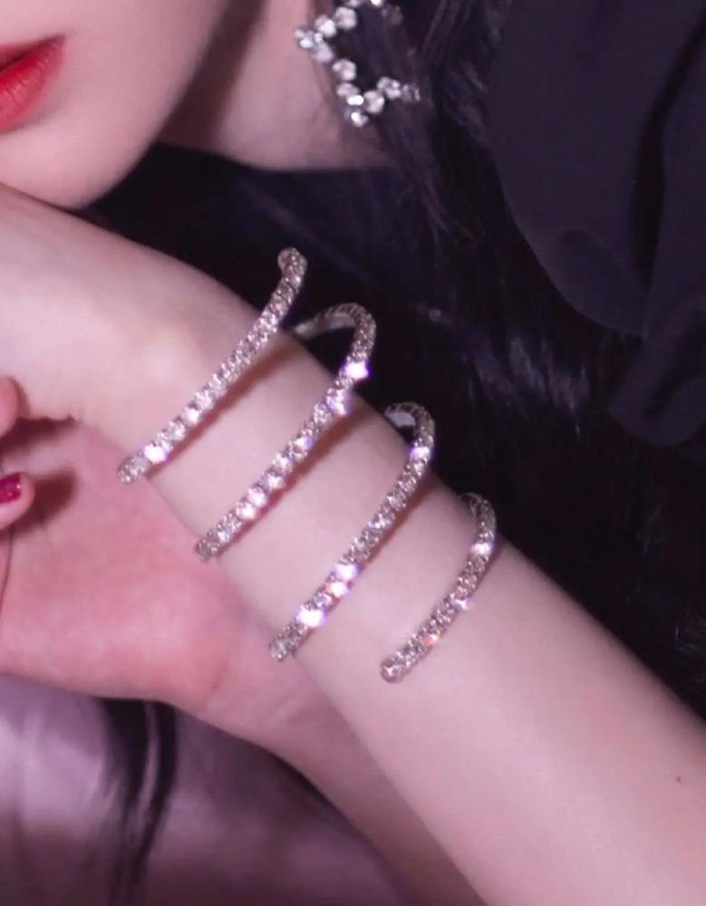 品牌方亲自打脸曝鞠婧祎穿假货走红毯衣服线头超明显