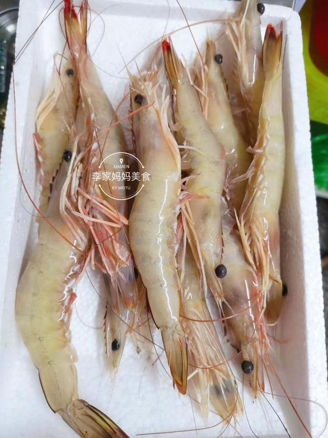 白丁虾是虾类里最受欢迎的一种,它的虾肉是清脆的,非常鲜甜,适合白灼