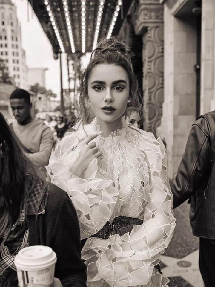 被称小赫本莉莉柯林斯好莱坞顶尖星二代平平无奇的生涯