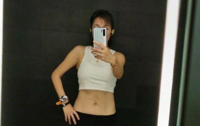 47岁牛莉高调炫富保持良好身段婀娜多姿富豪老公如今身价过亿