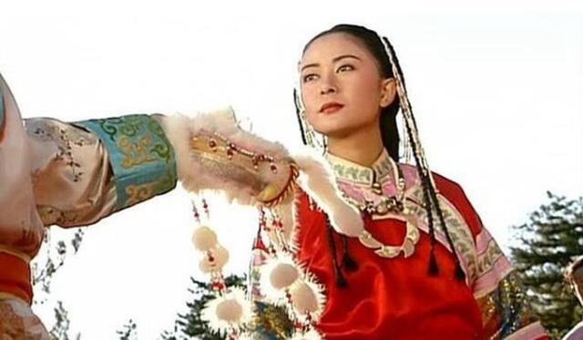 一直喜欢小燕子的尔泰为何突然爱上塞娅?只有尔康明白,永琪也不懂