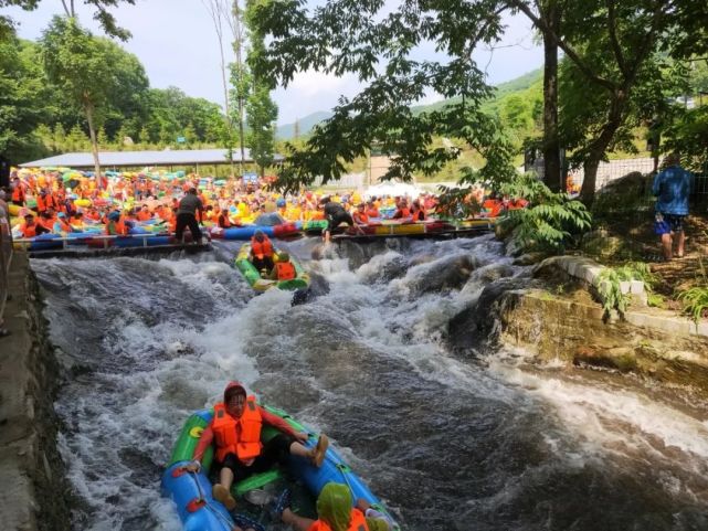 蛟河插树岭峡谷漂流是吉林省为数不多的无桨漂流之一,全程靠水流冲击